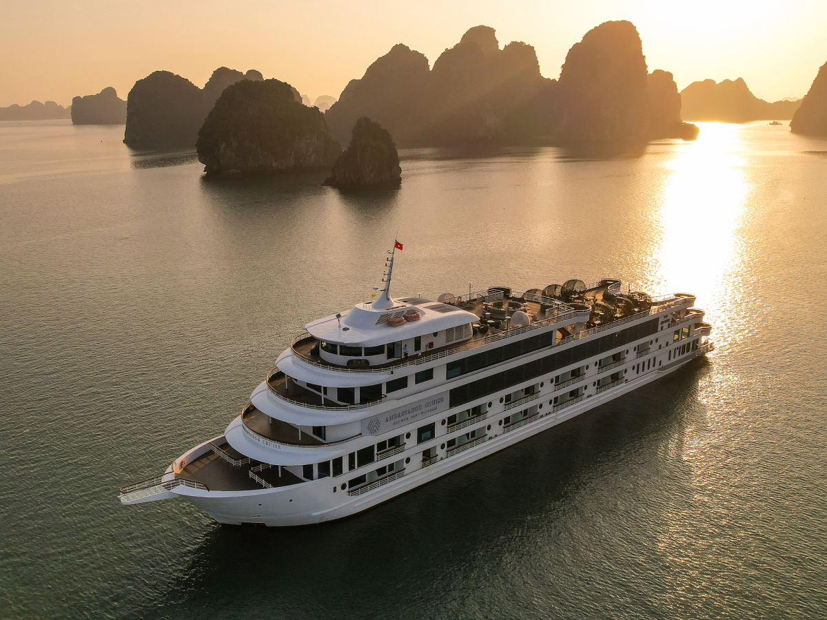 Du thuyền Ambassador Cruise 6 sao