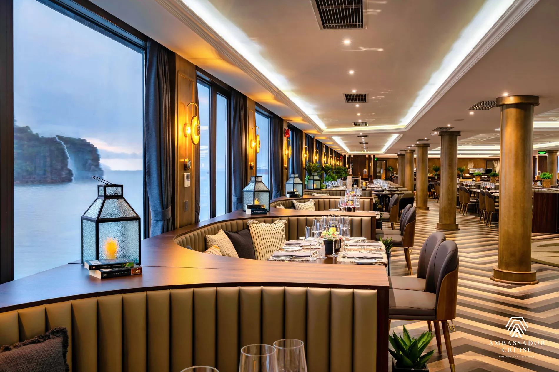 Nhà hàng du thuyền Ambassador Cruise