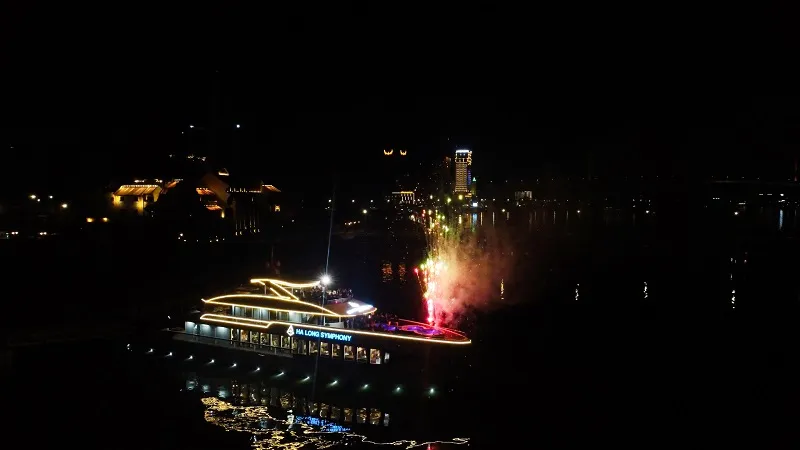 Du thuyền ăn tối Hạ Long (1)