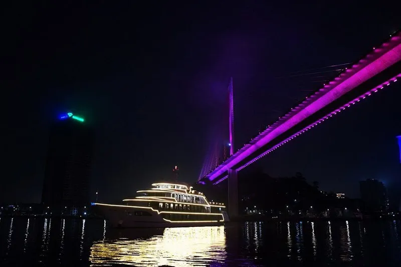 Du thuyền ăn tối Hạ Long (2)