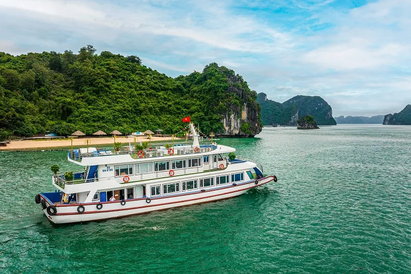 Bí quyết khám phá Hạ Long trọn vẹn với du thuyền Hạ Long giá rẻ