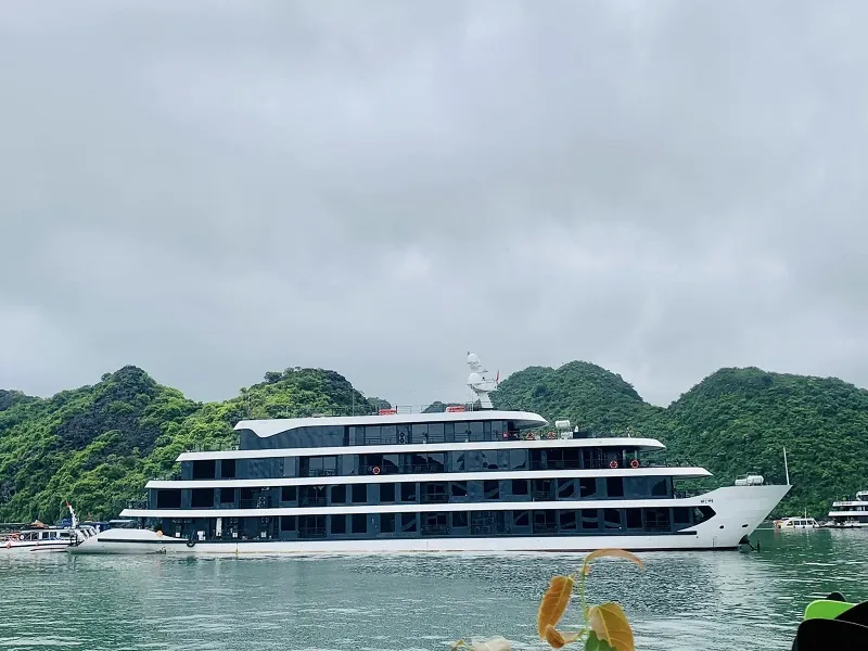 du thuyền có bể bơi ở Hạ Long