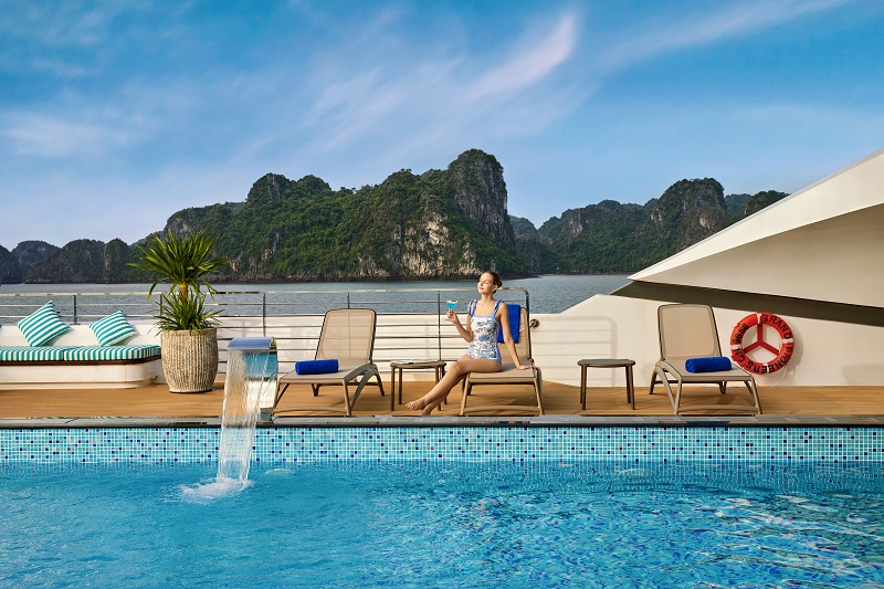du thuyền hạ long có hồ bơi