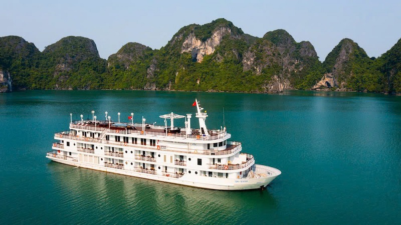 Du thuyền Hạ Long phù hợp với người già