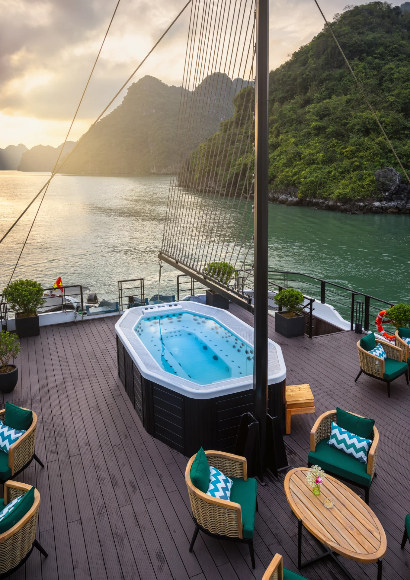 iá The Halong Catamaran (8)